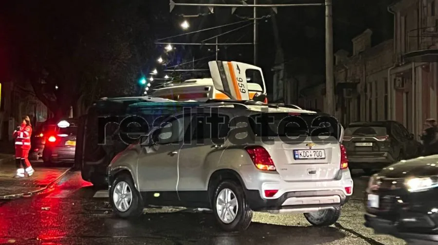 В центре Кишинева перевернулась машина «Скорой помощи»