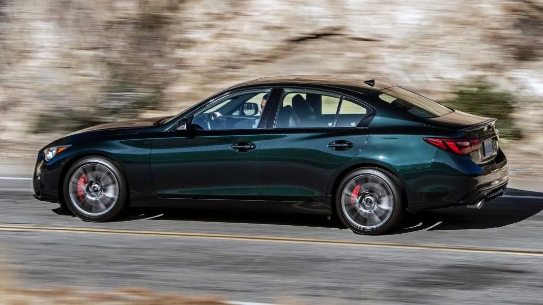 Infiniti создали уникальный черный цвет, меняющий свой оттенок