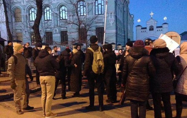 На Украине националисты заблокировали Киево-Печерскую Лавру
