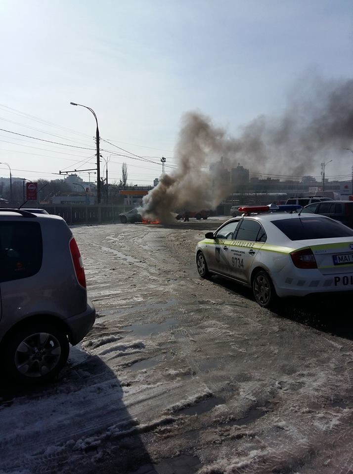 В Кишиневе на парковке строительной базы загорелся автомобиль
