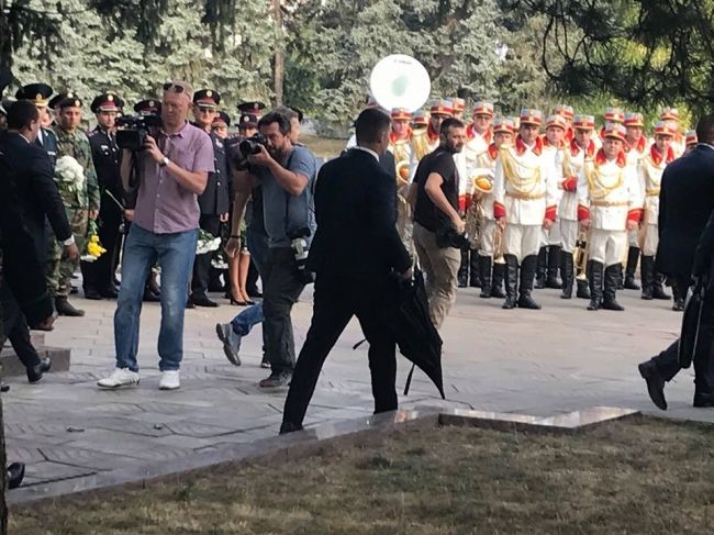 Игорь Додон, Павел Филип и Андриан Канду возложили цветы к памятнику "Скорбящей матери"
