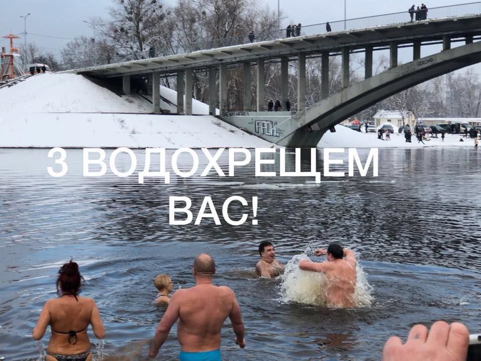"Зашел грузином, вышел украинцем": в Сети высмеяли фото купания Саакашвили
