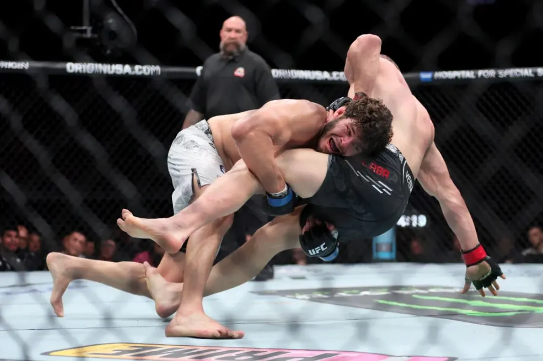 Молдавский боец Куцелаба проиграл Линсу решением судей на турнире UFC 299