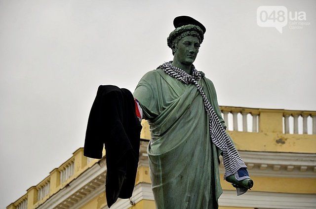 В Одессе курсанты повязали Дюку флаг США