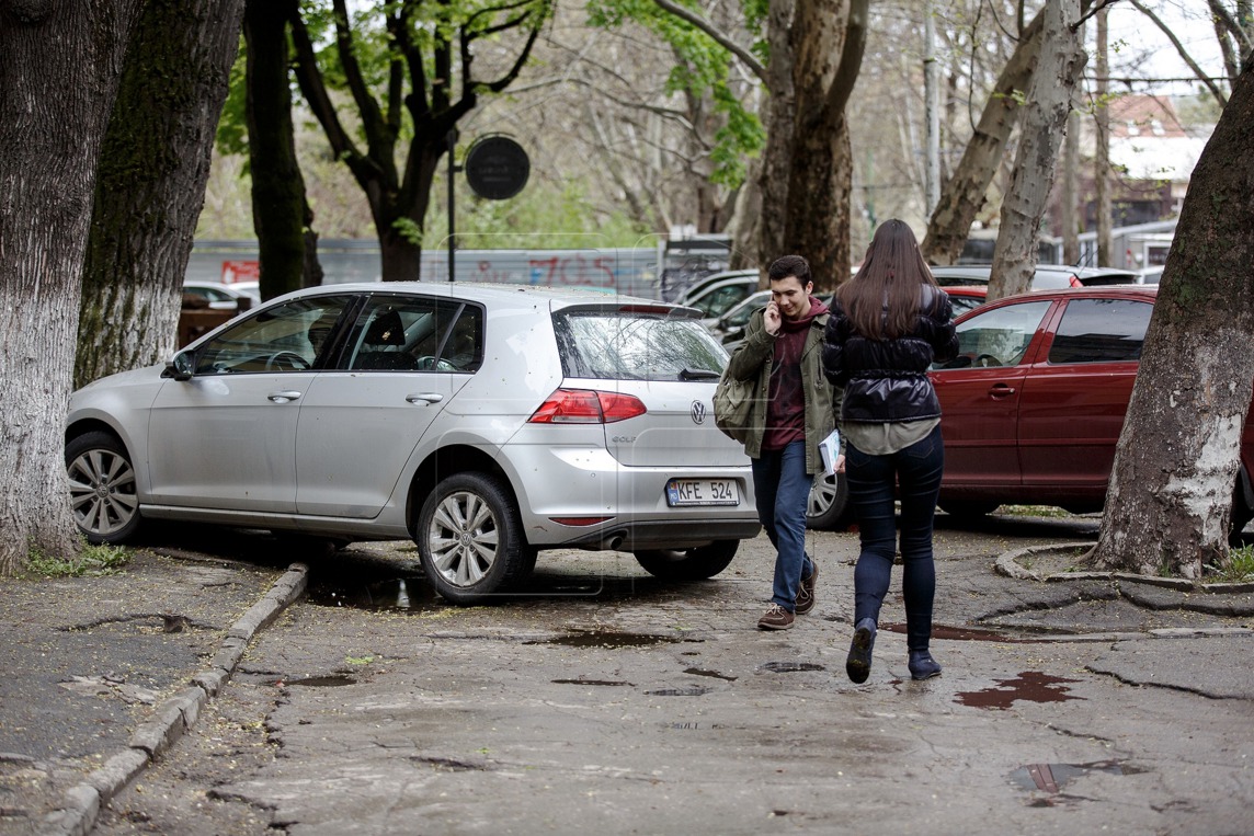 Moldova, ţara şoferilor tupeişti! Cum şi-a parcat maşina un conducător auto