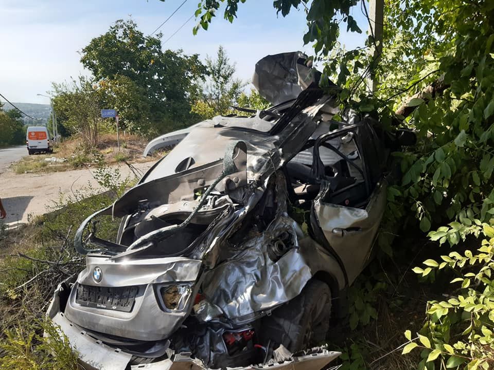 В Трушенах BMW превратился в груду металла, врезавшись в столб и дерево