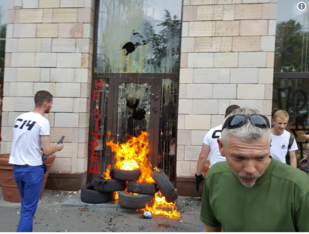 В центре Киева неизвестные подожгли шины у магазина из-за стёртых граффити
