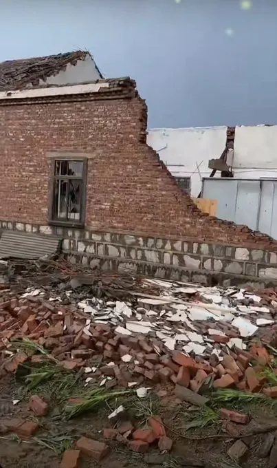 На китайский город Ляньюньган обрушился смерч