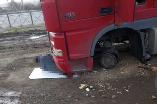 В России дальнобойщик из Молдовы погиб под колесами грузовика