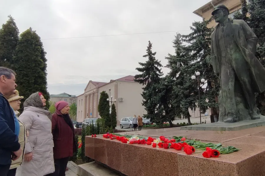 В Комрате возложили цветы к памятнику Владимира Ленина