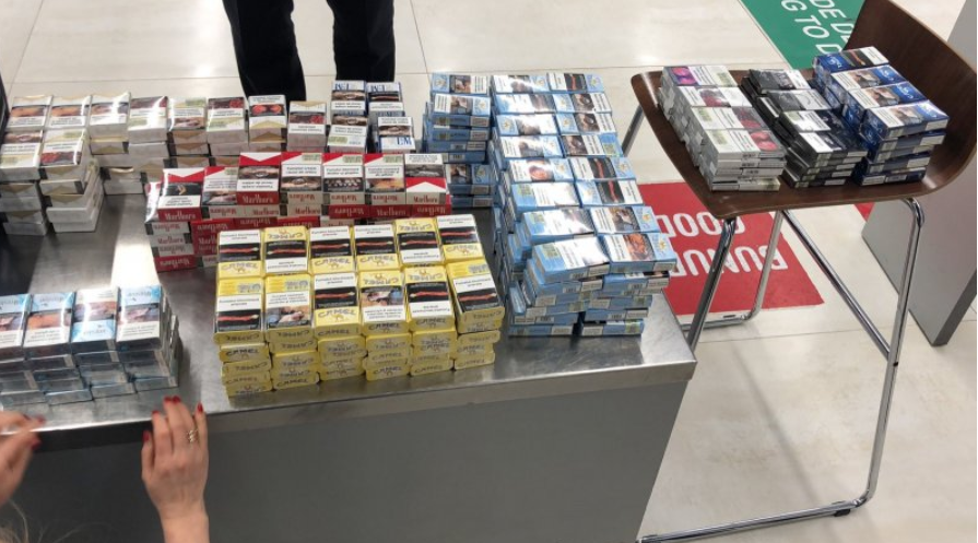 Трое иностранцев попались на контрабанде сигарет в аэропорту Кишинева