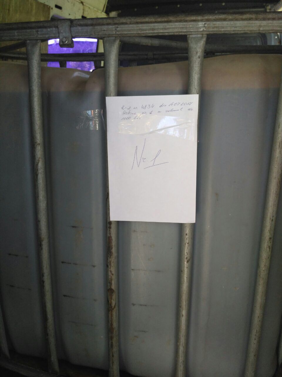 Două tone de vin contrafăcut, ridicate de polițiștii din Ungheni