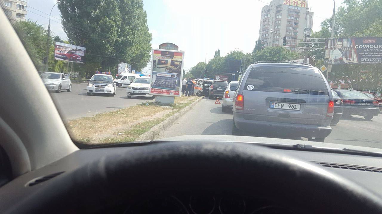 O ambulanță s-a tamponat cu un taxi, pe strada Ismail din Capitală