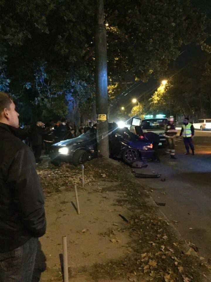 Авария на Скулянке: БМВ врезался в столб электропередач