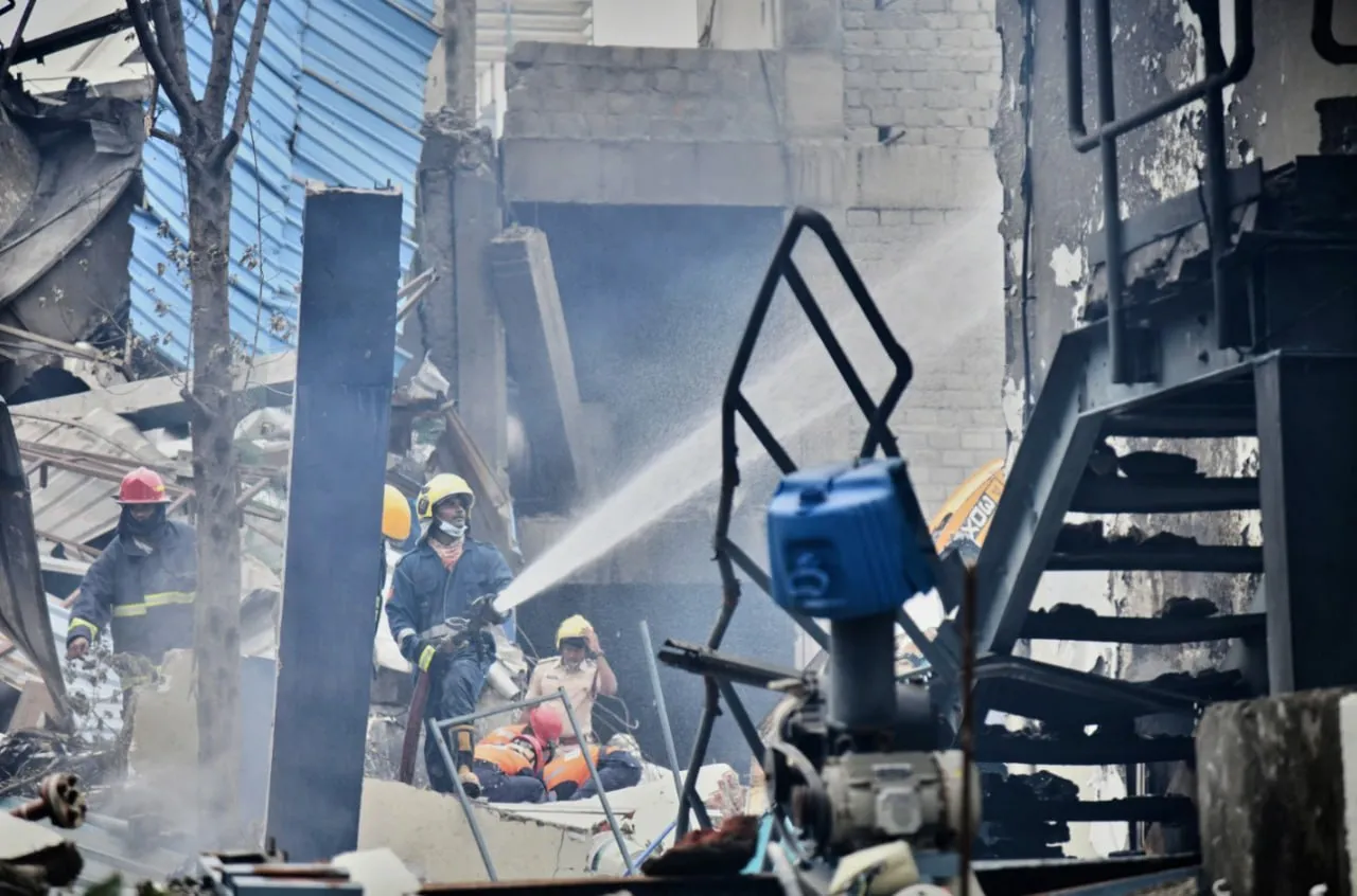 Catastrofă în India: O explozie a distrus complet o fabrică. Zeci de persoane au murit