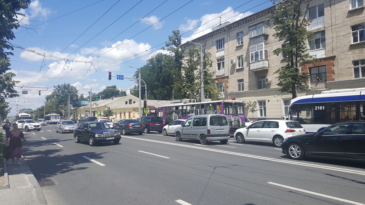 Повреждение электрокабеля в центре Кишинева привело к пробкам