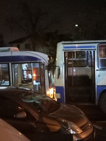 Nervi și ambuteiaje în sectorul Râșcani din cauza unui accident între un autobuz și un troleibuz