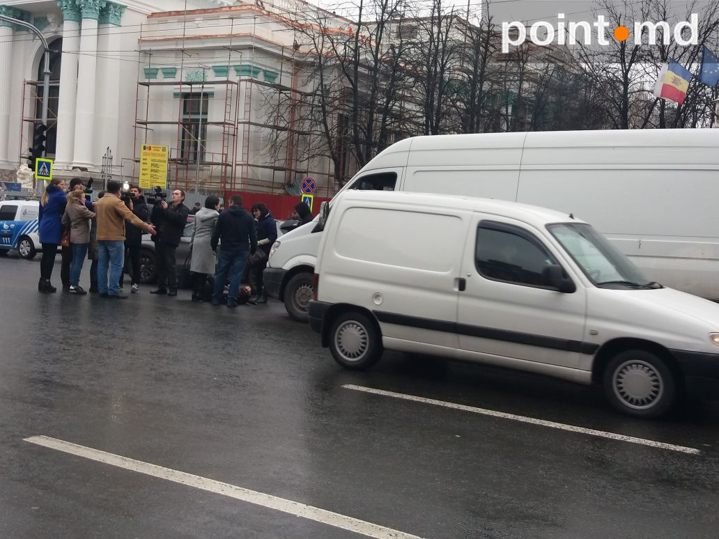 Accident grav în Capitală. O femeie, lovită în fața Primăriei