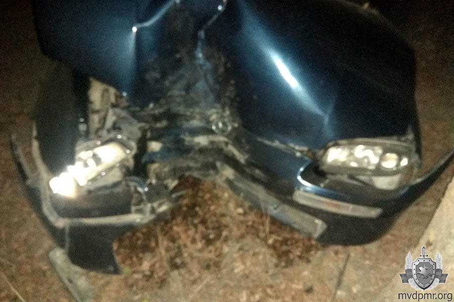 Житель Рыбницы не справился с управлением и врезался в дерево