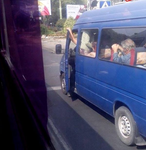 Водитель маршрутки ездит с открытой дверью