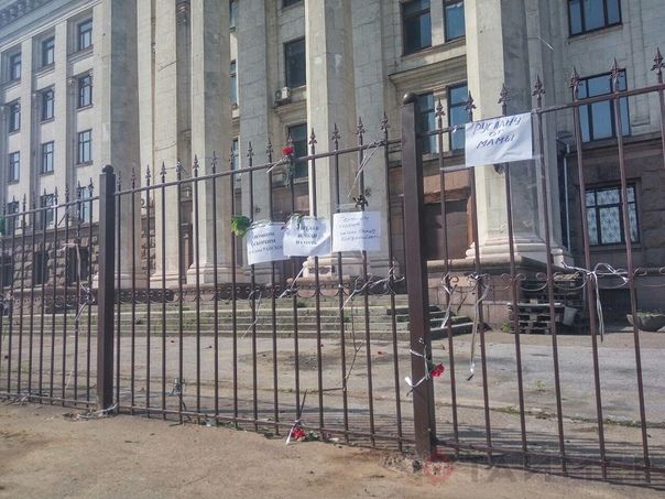 В Одессе сожгли памятные таблички на заборе Дома профсоюзов