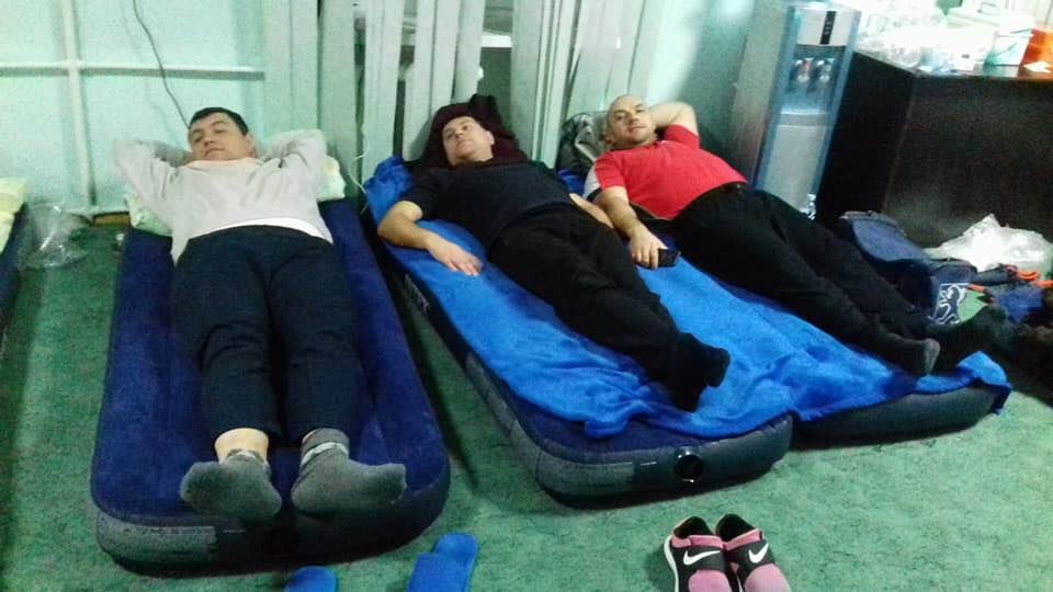 Greva foamei la Bălţi: Consilieri întinși pe saltele în Primărie