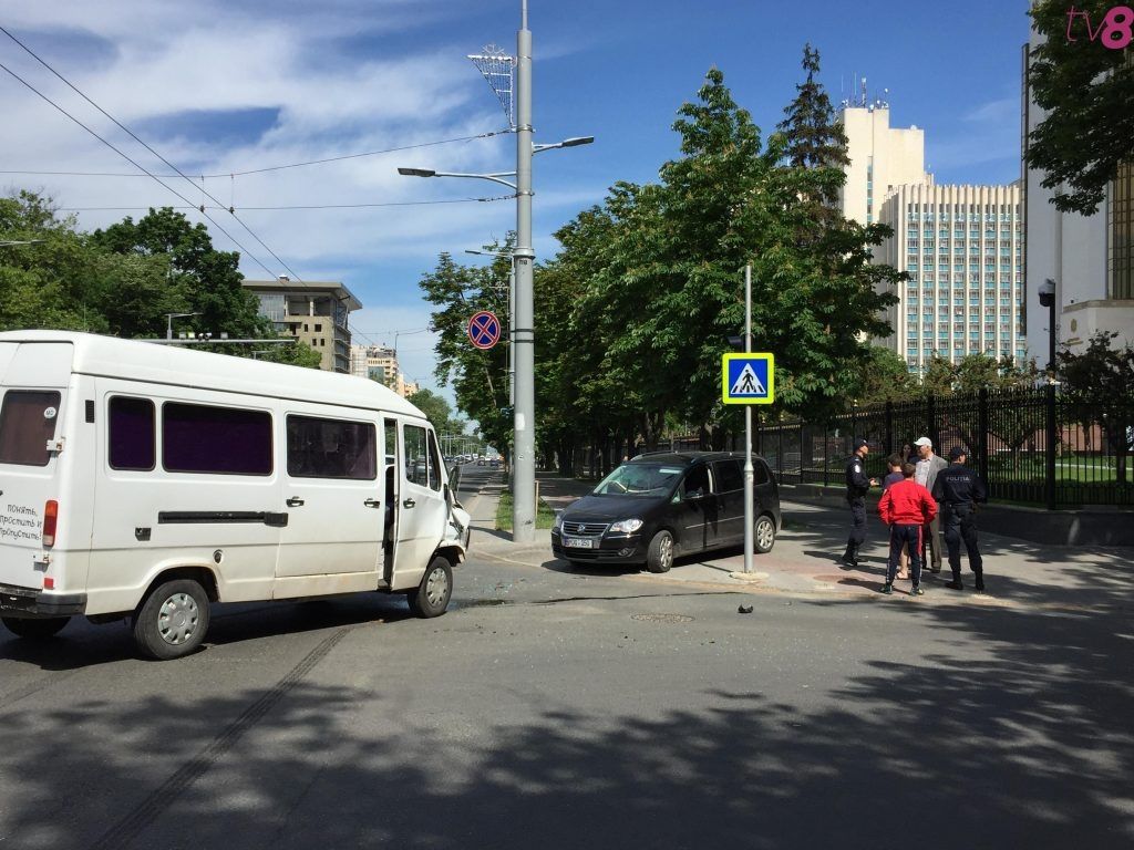 У здания президентуры столкнулись два автомобиля