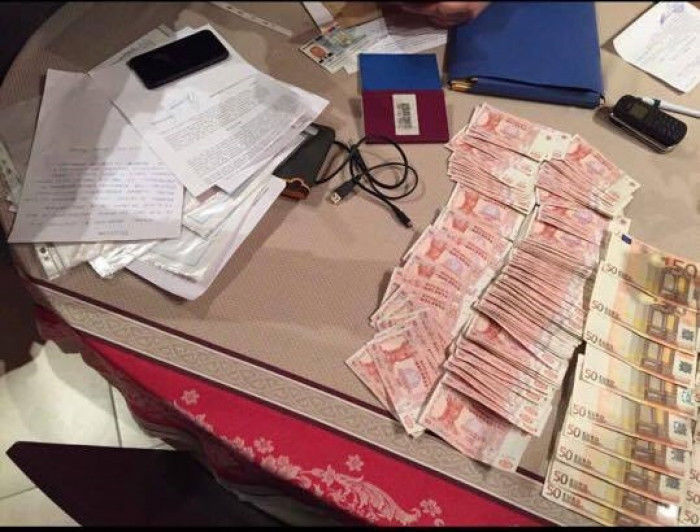 Cine sunt ofiţerii de la Vamă şi MAI, prinşi în flagrant cu mită de 50000 €