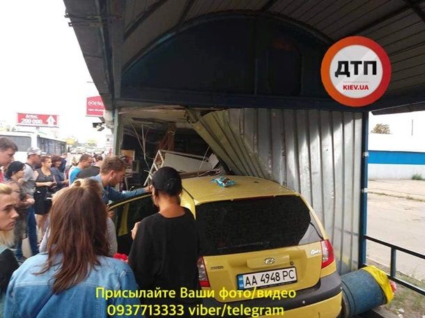 Под Киевом авто врезалось в киоск на остановке