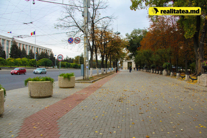Тротуары в центре Кишинева начинают "возвращаться к жизни"