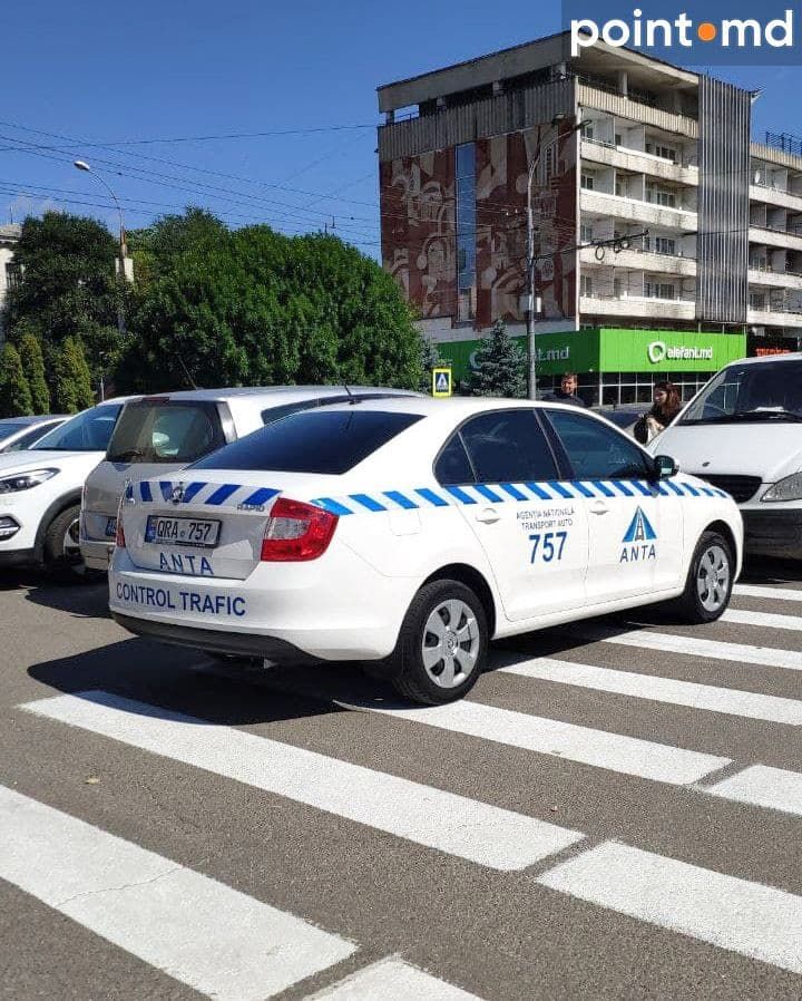 В центре столицы автомобиль ANTA припарковался прямо на пешеходном переходе