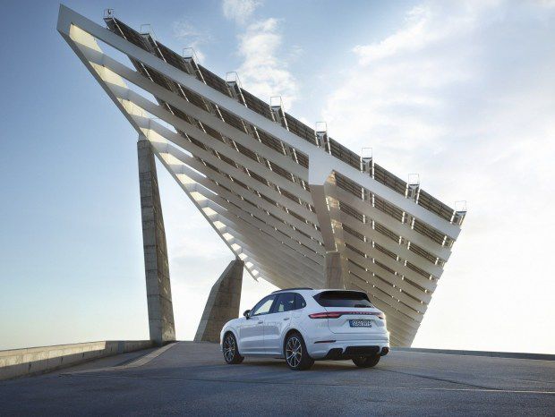 Porsche представил новый гибридный Cayenne