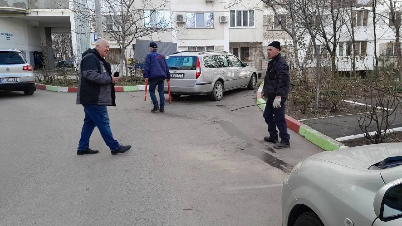 Barierele de parcare instalate ilegal, demontate la Chișinău