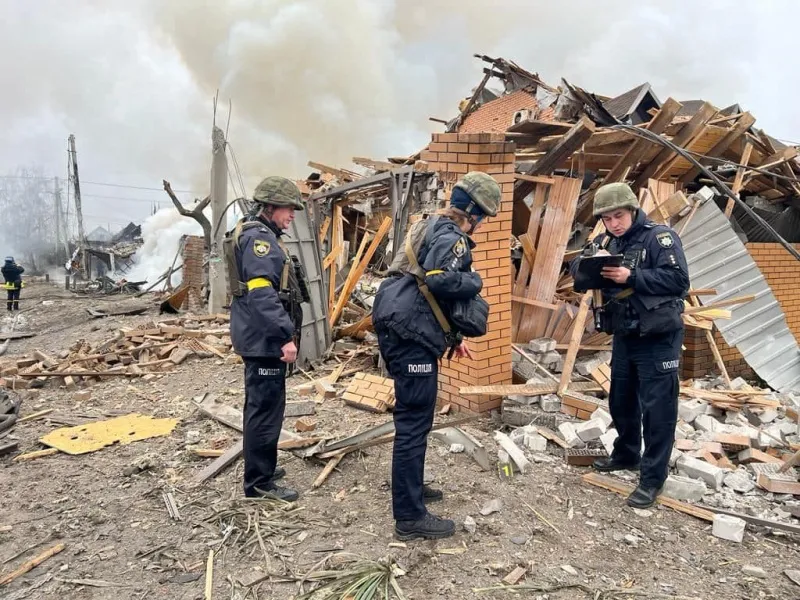 Обстрел в Днепре спровоцировал пожар: из-под завалов достали женщину