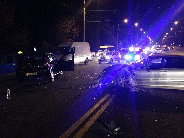 Două automobile s-au ciocnit frontal pe strada Mihai Viteazul