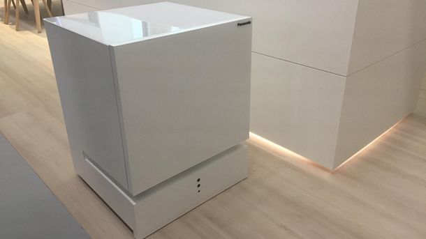 Panasonic представила холодильник, приезжающий по голосовой команде
