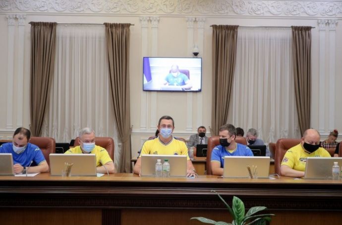 Украинские министры пришли на заседание кабмина в форме сборной по футболу