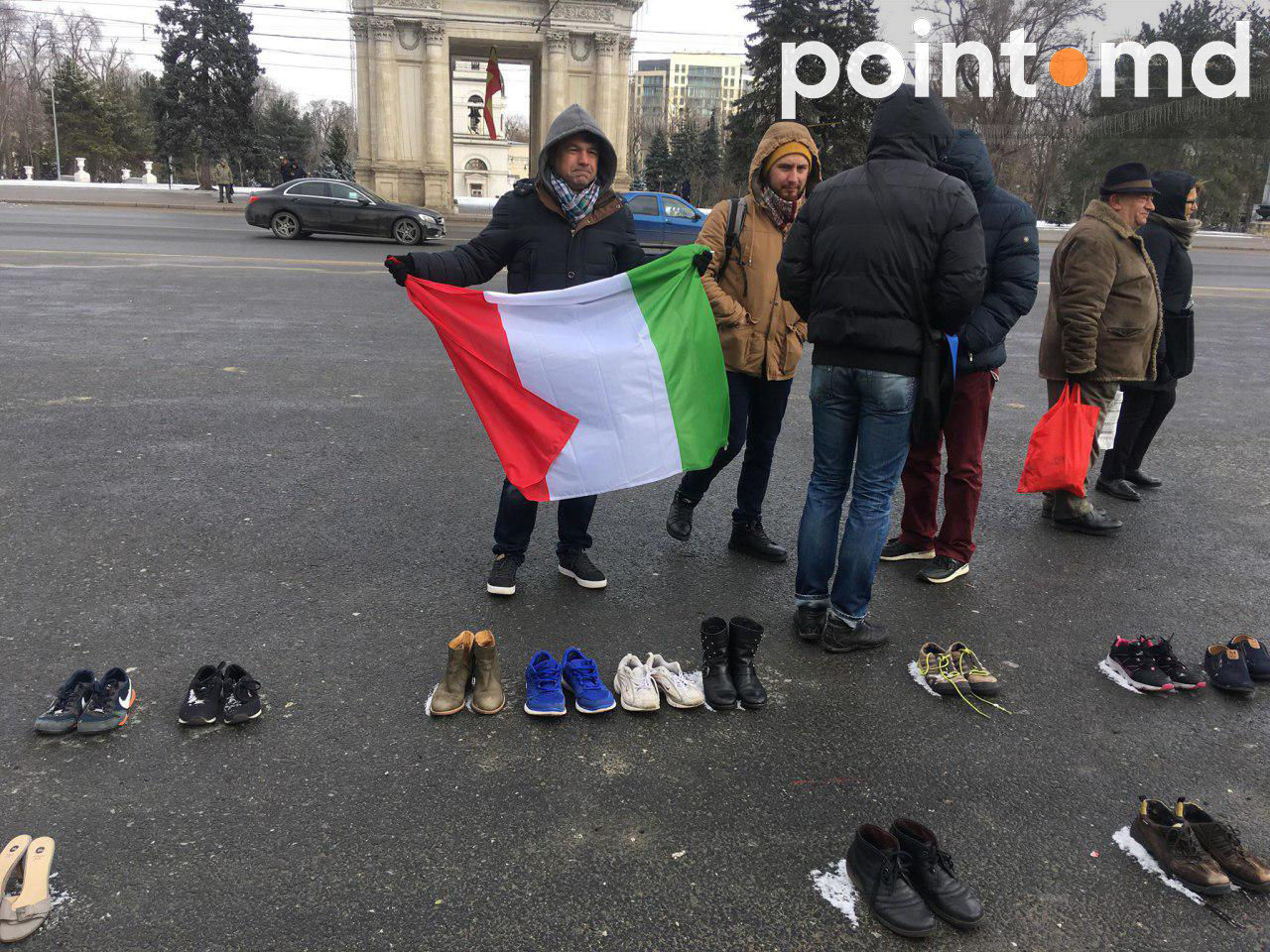 Протест на ПВНС: люди принесли обувь родных, уехавших за границу