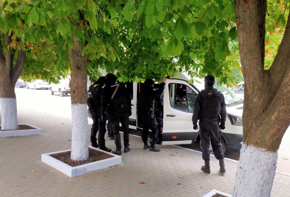 В центре Комрата находятся сотрудники полицейского спецподразделения «Fulger»