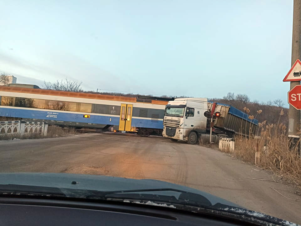 В Кишиневе грузовик попал под поезд на переезде