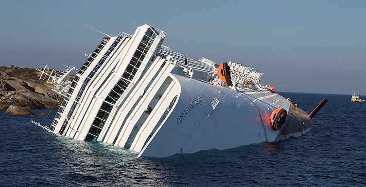 Фотограф пробрался на заброшенный лайнер Costa Concordia