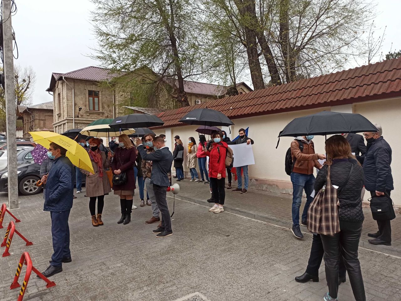 У здания КС  проходит протест: Прочь руки от юстиции