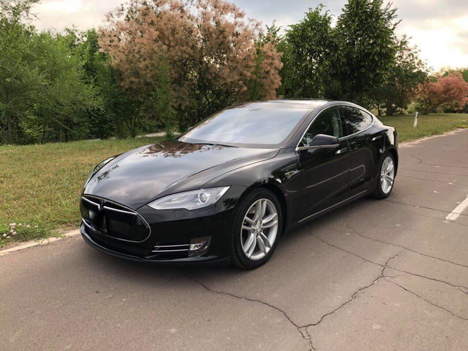 Габурич рассказал, где заряжает свою Tesla и по каким дорогам ездит