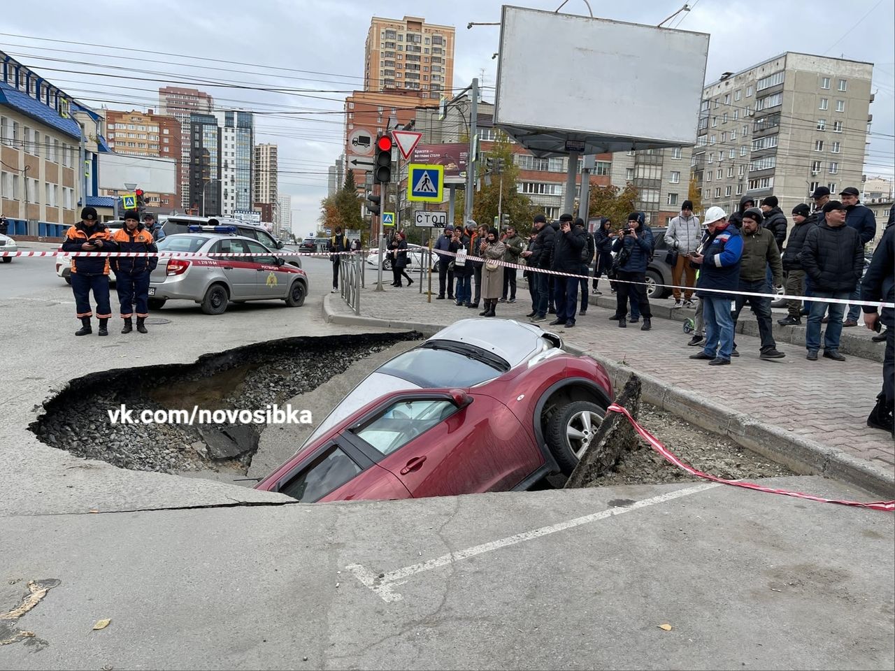 В российском городе машины провалились в яму с кипятком