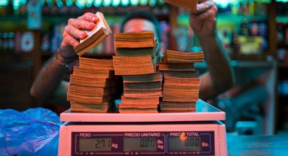 Imagine în magazinele din Venezuela: Banii sunt puși pe cântar, nu-i mai numără nimeni