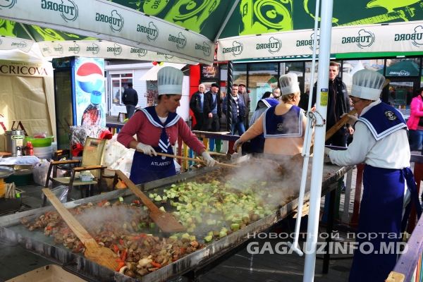 В Комрате начались массовые гуляния на праздновании Дня вина