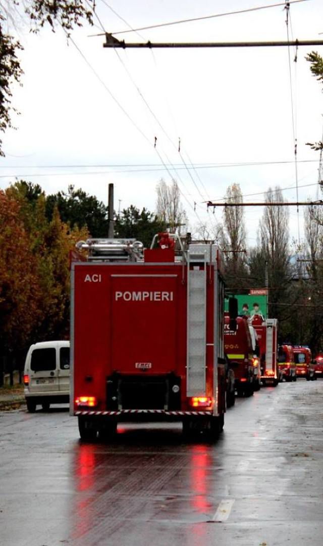 Гроб с телом погибшего спасателя доставили в родное село Пухой в сопровождении колонны пожарных машин