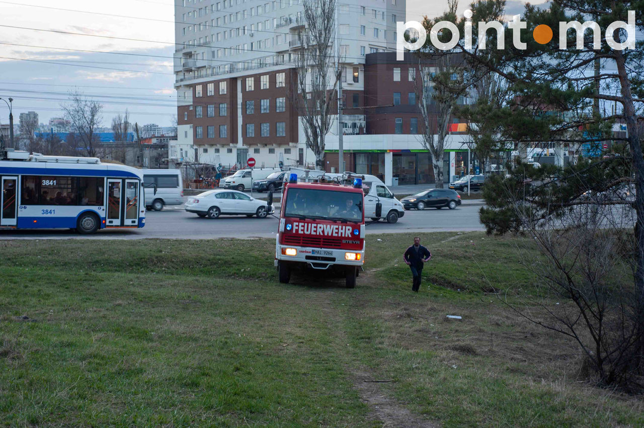 На Рышкановке загорелась сухая растительность
