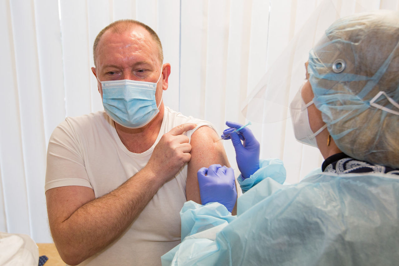 Аурелиу Чокой привился китайской вакциной производства Sinopharm