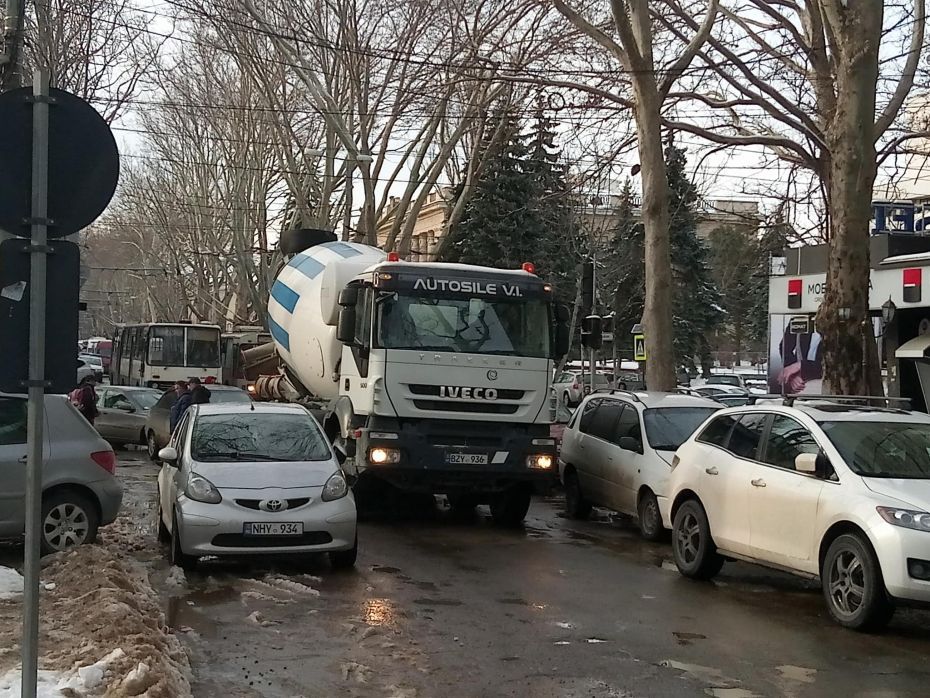 Хаотично припаркованные авто стали причиной цепной пробки в самом центре столицы